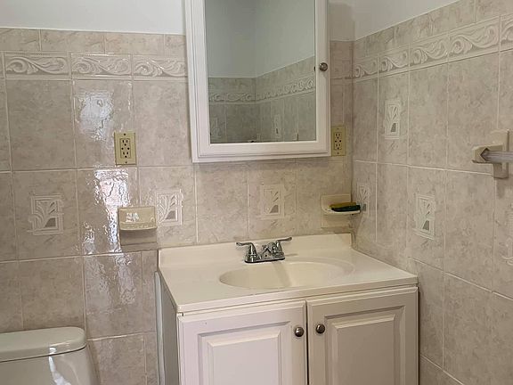 5th image of 1052 Evergreen Ave #1