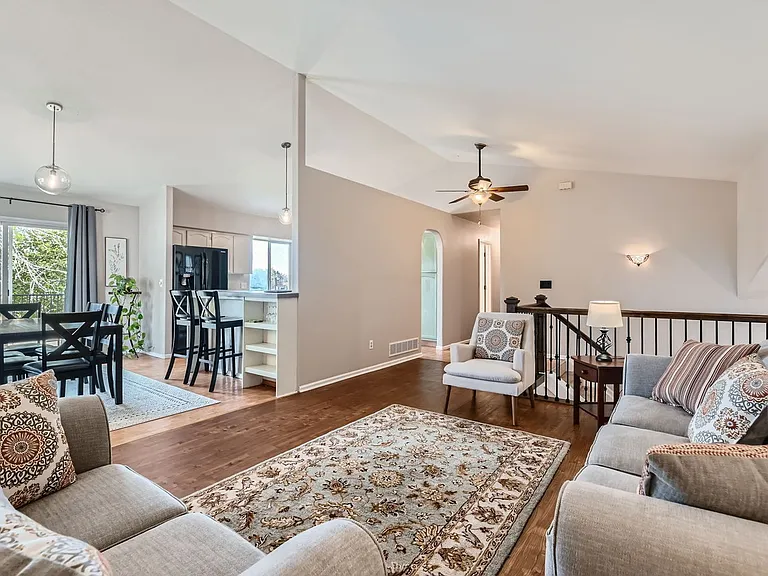 284 Dover Ct — Photo 1