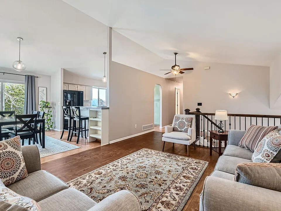 284 Dover Ct
