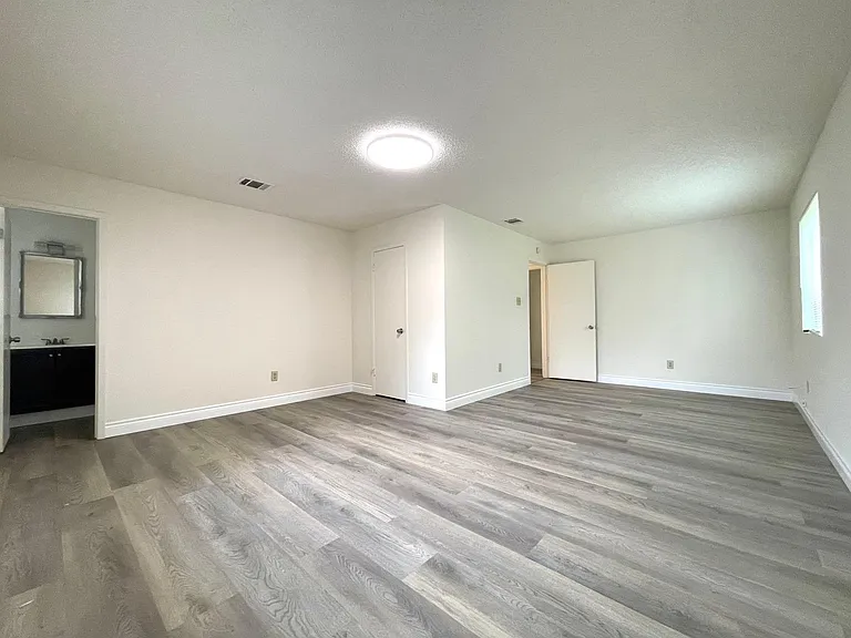 1729 Cricket Hollow Dr — Photo 3
