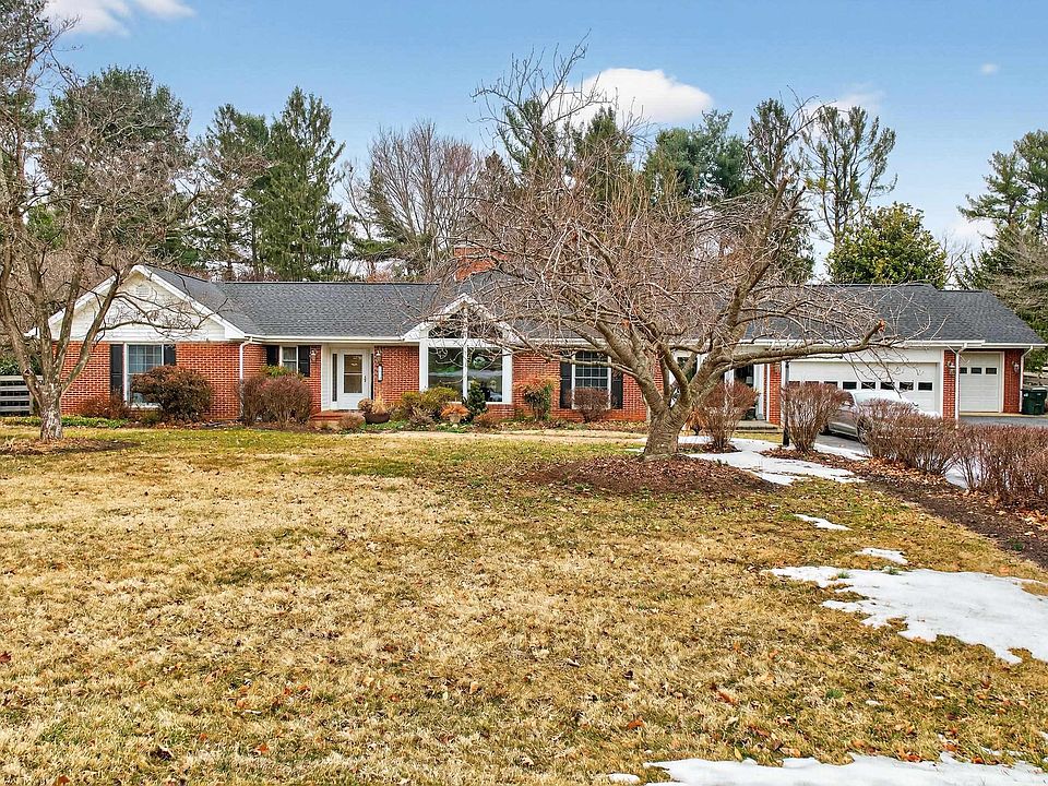 1st image of 829 Greenway Cir