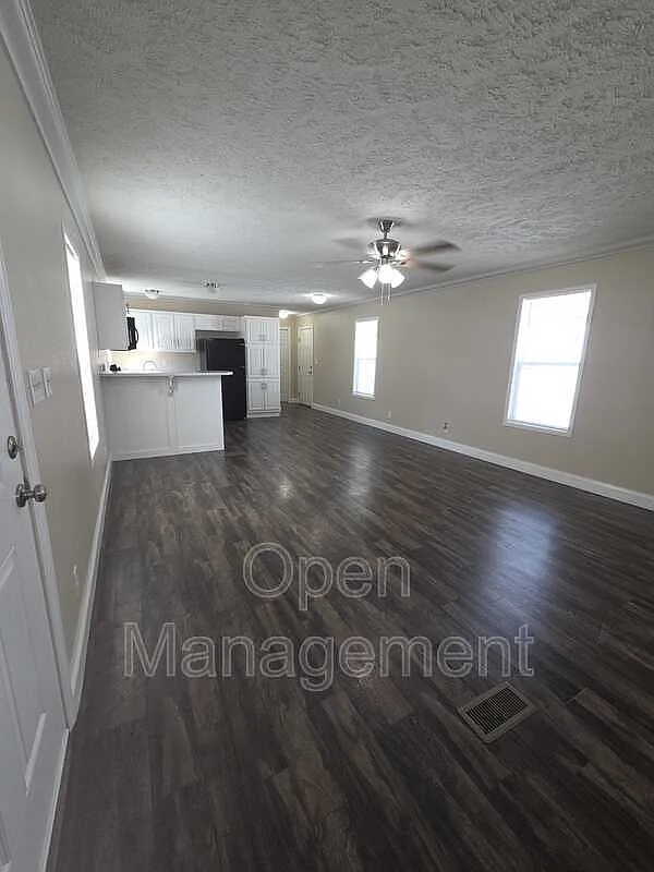 3 bed, 2.0 bath, 1152 sqft, $1,299 — Photo 2