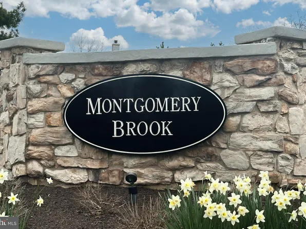 611 Foxcroft Cir #611, Royersford, PA 19468