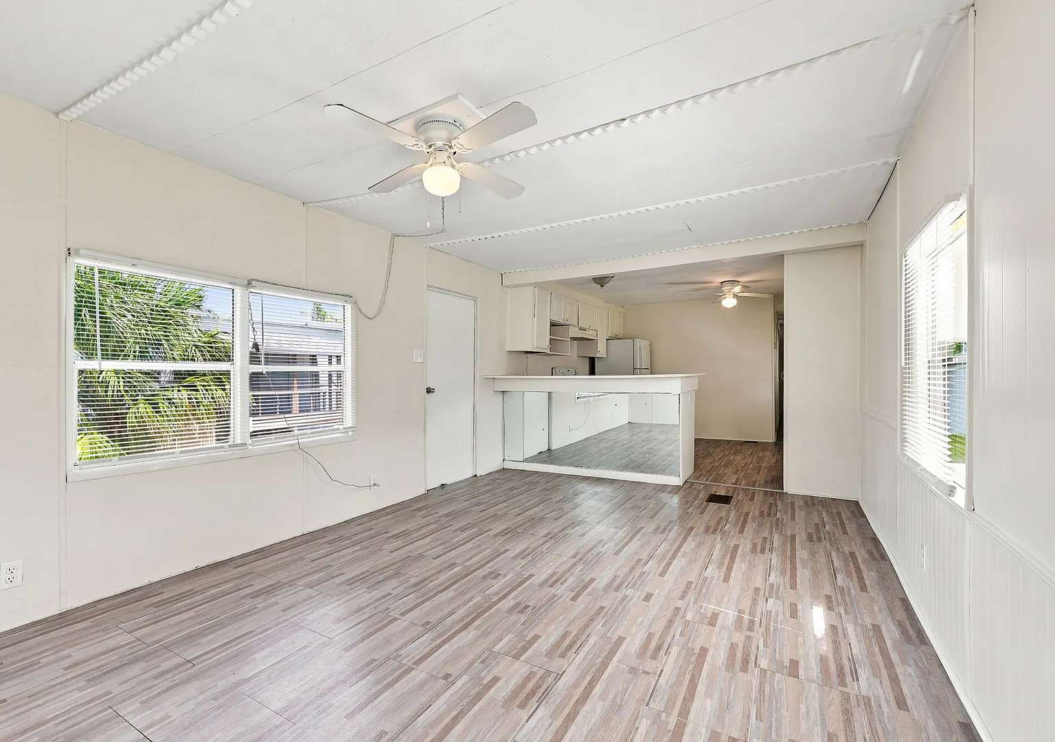 Updated 2 bedroom Home with Modern Finishes Available for Immediate Move-In! — Photo 3