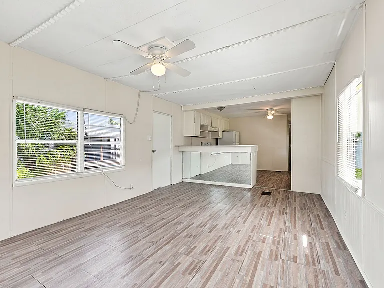 7205 Commons Blvd — Photo 3