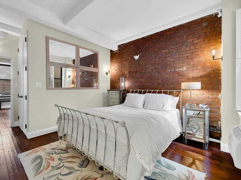 23 E 10th St #321 — Photo 4