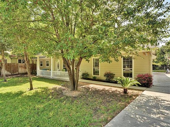 3rd image of 107 W Live Oak St