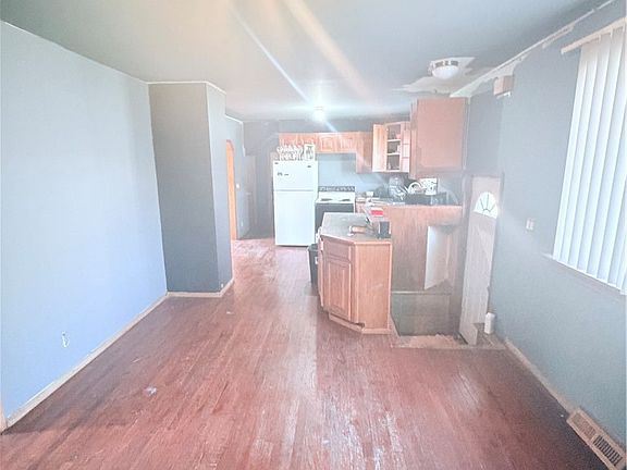 5th image of 3692 E 52nd St