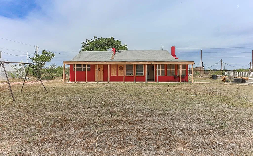 3 bed, 2.0 bath, 1830 sqft, $2,450 — Photo 1