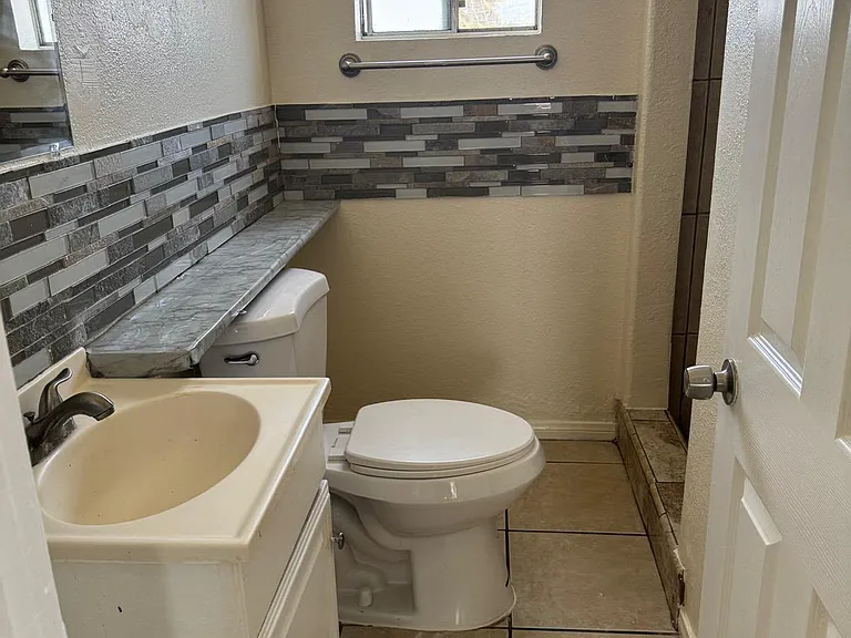 1630 C Ave #D — Photo 5