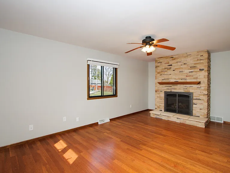 7146 S 38th St — Photo 3