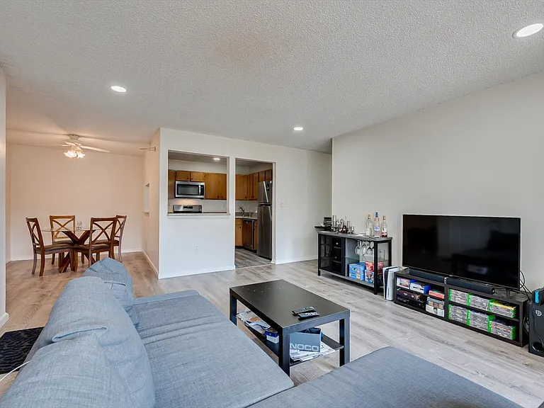 409 Lancaster Ct — Photo 11