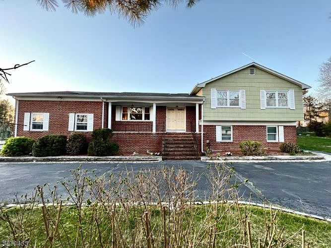 1st image of 26 Lorraine Dr