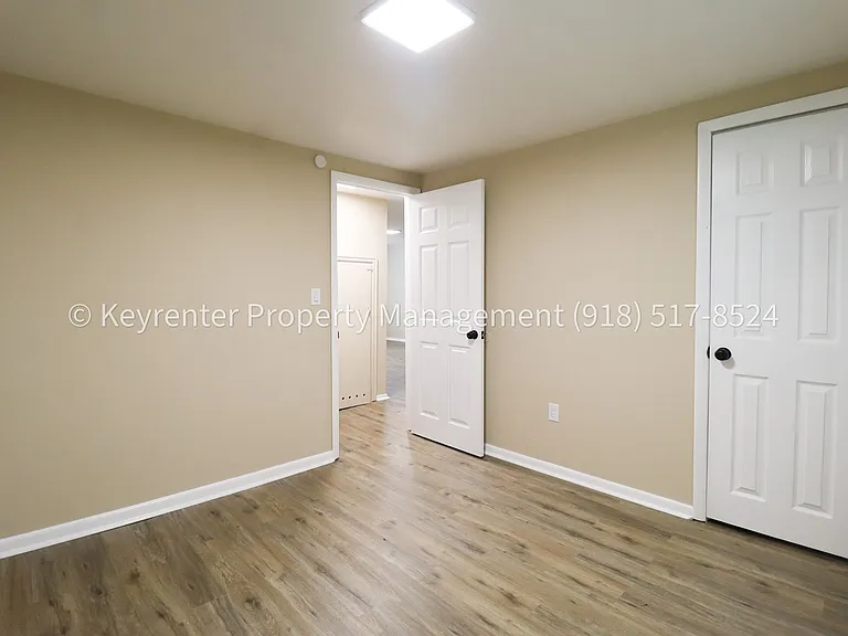 504 W Chestnut St — Photo 15