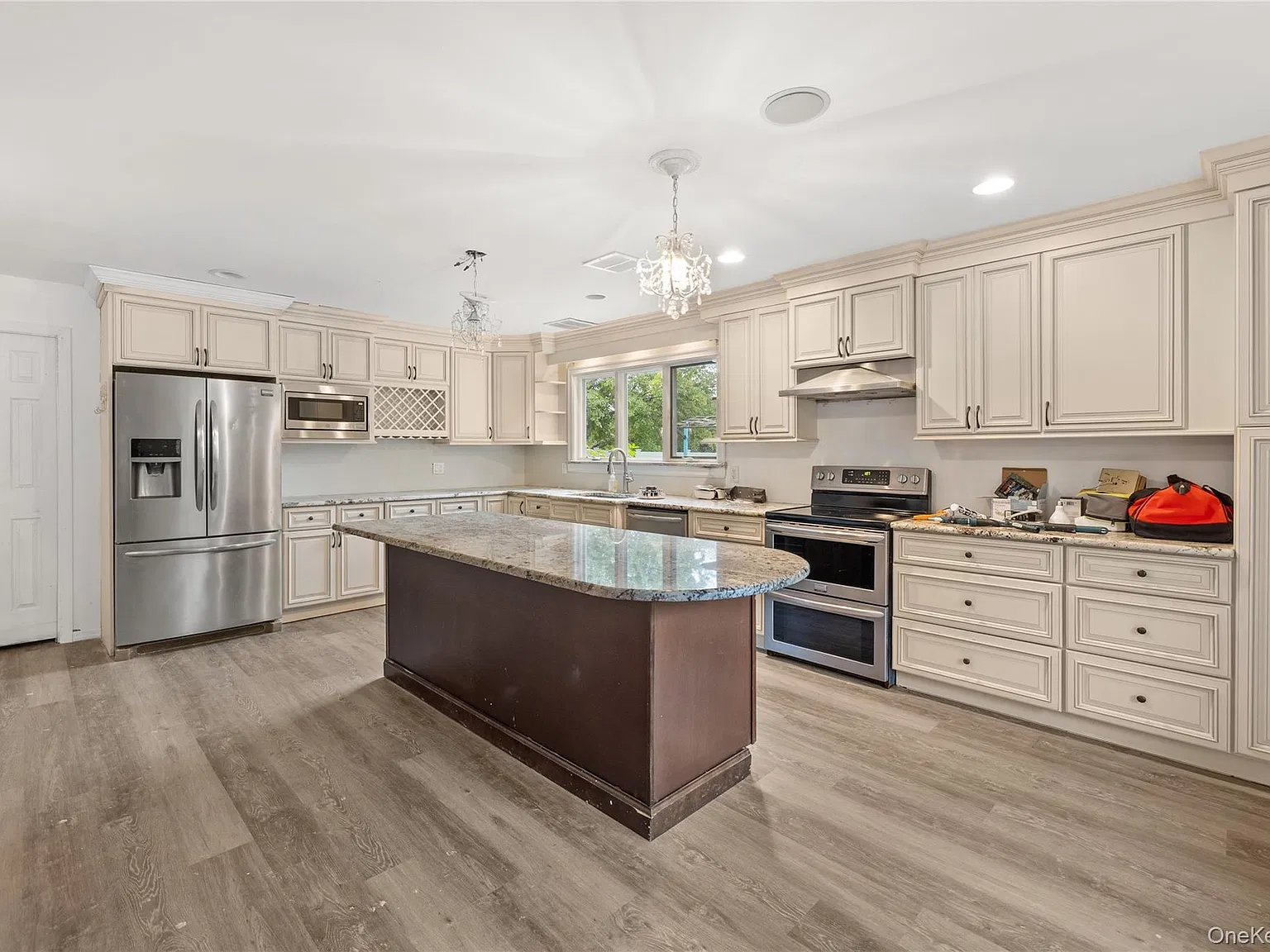 5 bed, 2.5 bath, 3000 sqft, $5,000 — Photo 4