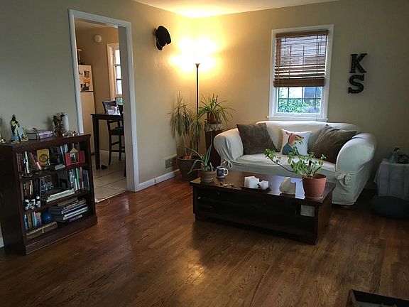 Living room (different furniture)