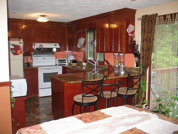 Kitchen with breakfast bar