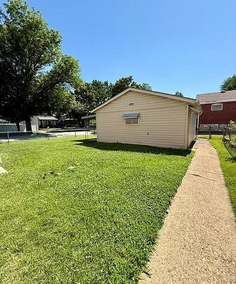 2700 Hereford St — Photo 3