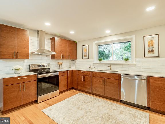 3rd image of 837 Summerset Dr