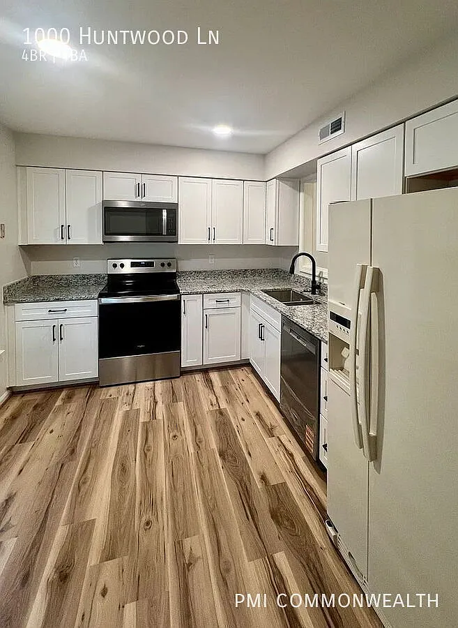 4 Bed / 3.5 Bath Townhouse (Available Now) — Photo 2