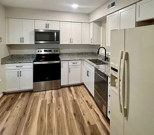 1000 Huntwood Ln — Photo 2