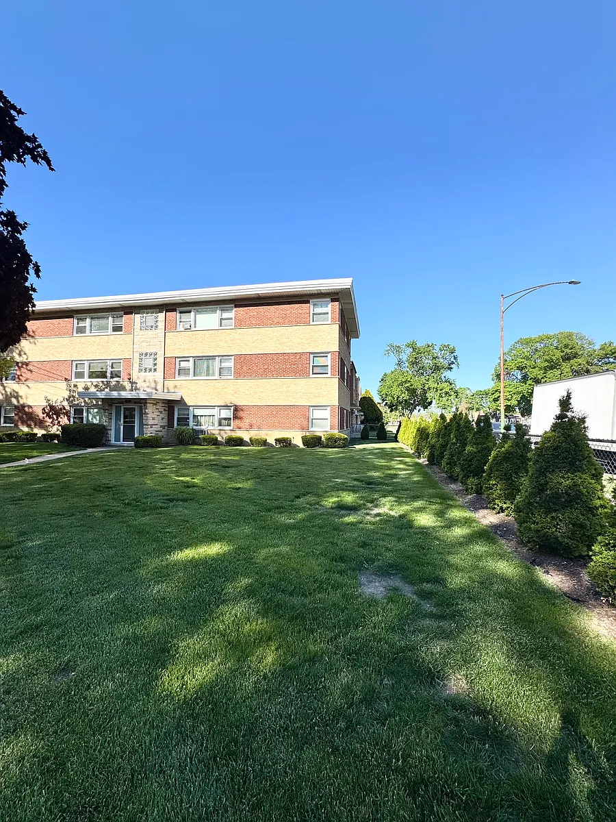 Building Photo - 3401 N Plainfield Ave #2
