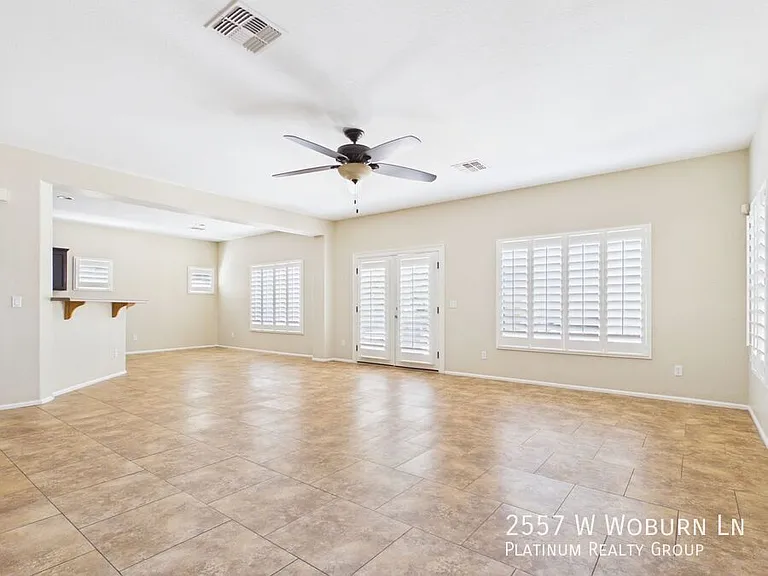 2557 W Woburn Ln — Photo 2