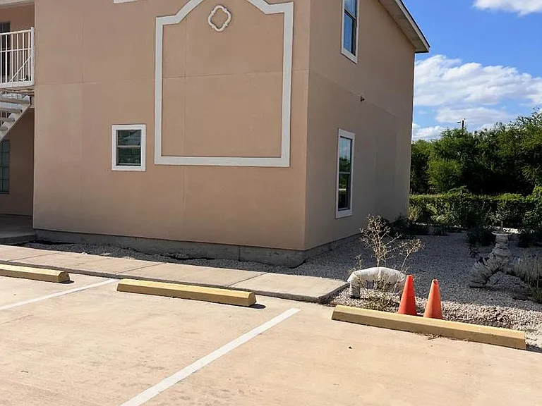 391 Riverside Dr — Photo 13
