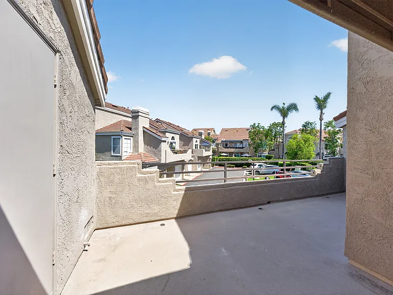 OVERSIZED BALCONY