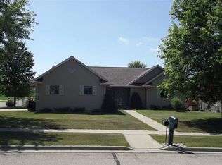 616 Midway Dr, Reedsburg, WI 53959