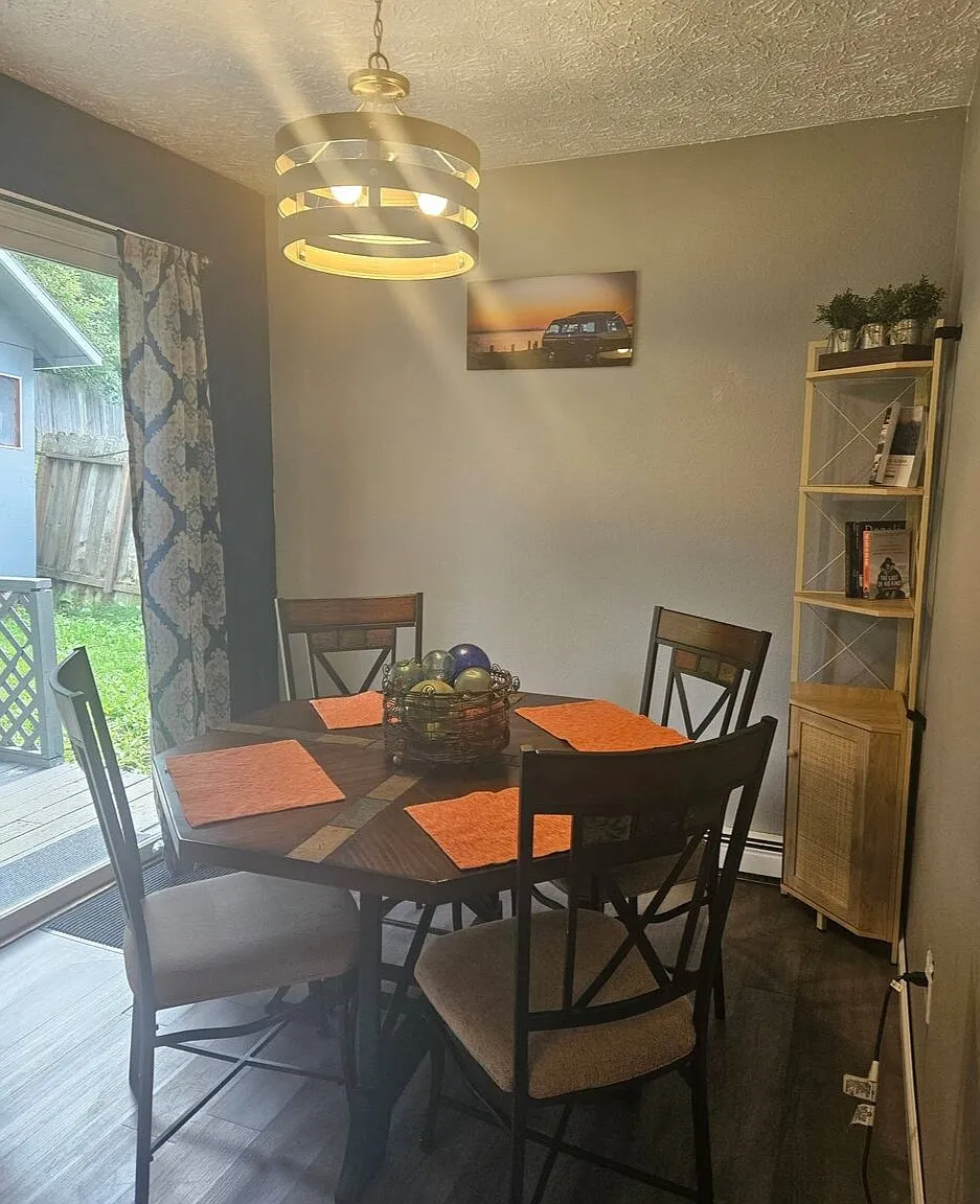 3 bed, 1.5 bath, 1166 sqft, $3,000 — Photo 3