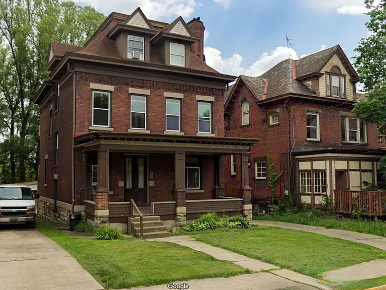 Awesome Edwardian era building with 4 units in Bellevue — Photo 1