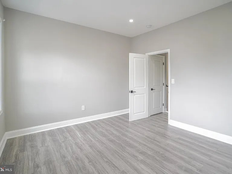 1535 W Seltzer St — Photo 33