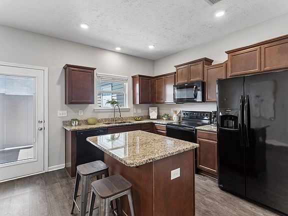 5th image of 4050 Saddlecreek Way