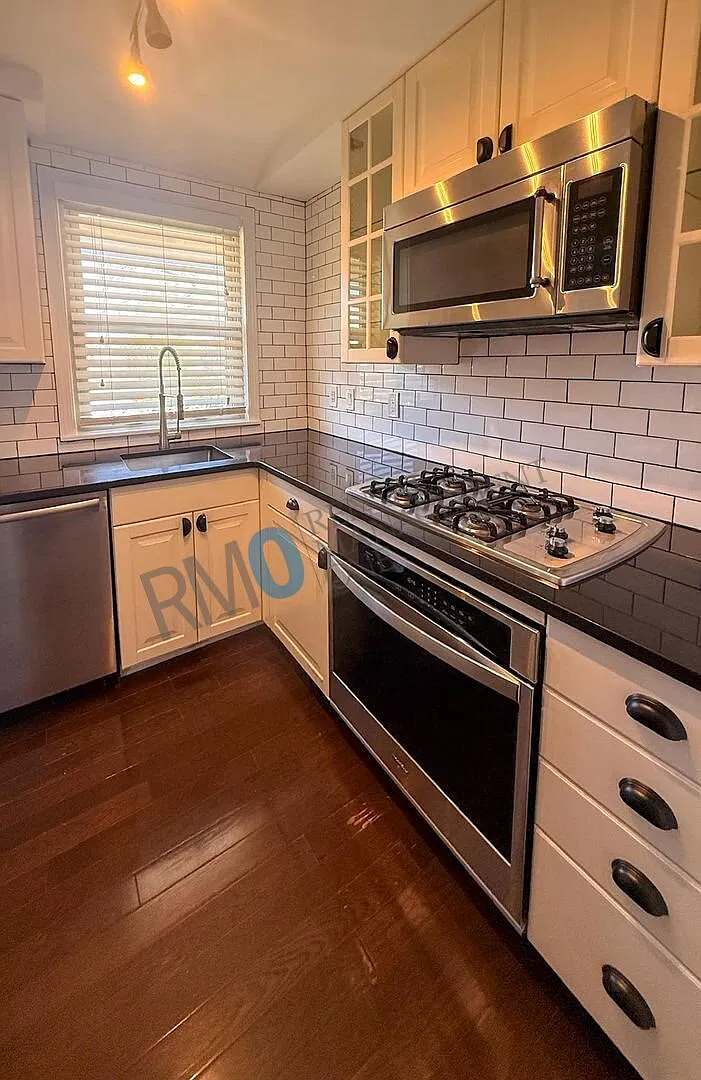 Great Ann Arbor Location 2-Bedroom End Unit! — Photo 3