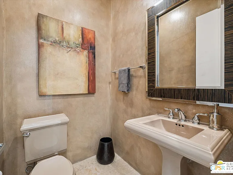 2 Varsity Cir — Photo 40