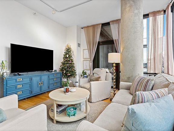 5th image of 860 W Blackhawk St Unit 301