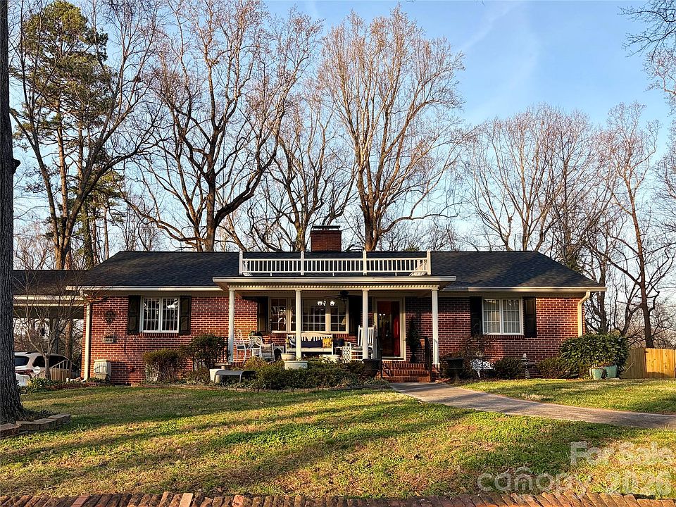 1st image of 920 Paramount Cir