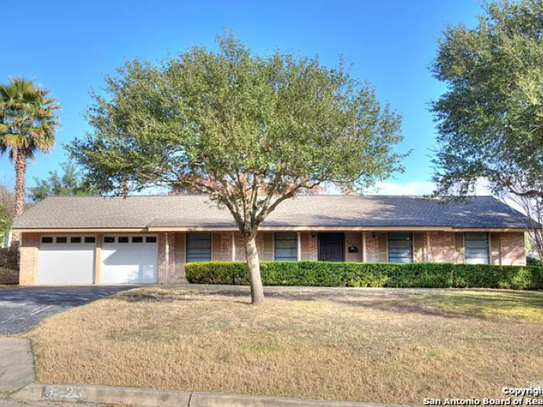 3223 Oakleaf Dr — Photo 2