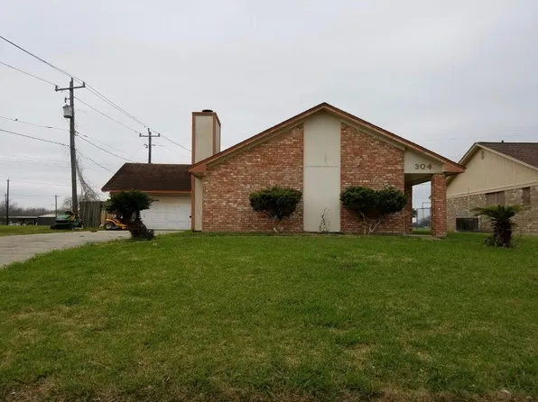 304 Oleander St, Lake Jackson, TX 77566
