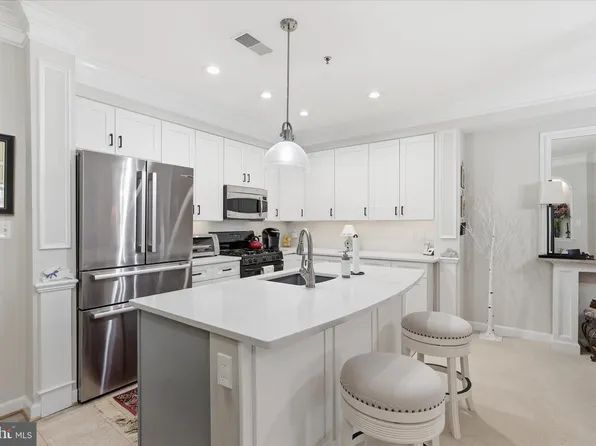10328 Sager Ave Unit 403, Fairfax, VA 22030