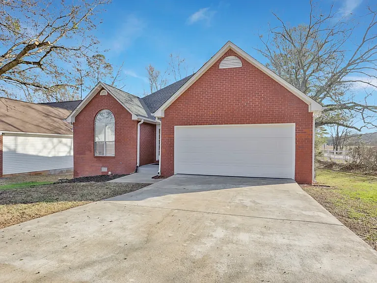 304 Jasmine Dr — Photo 1