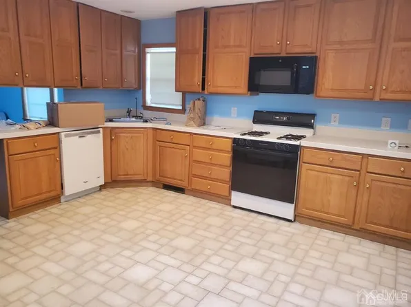 12 Christina Dr, Avenel, NJ 07001