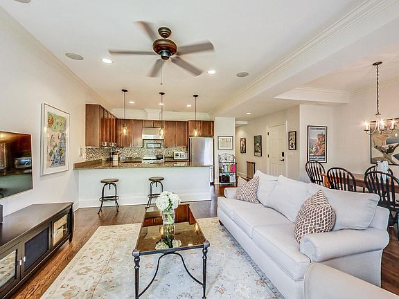 4th image of 648 W Wellington Ave #3