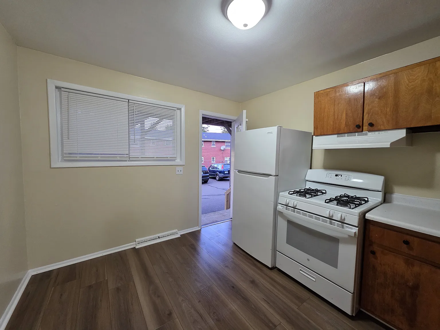223 Fairfield St — Photo 2