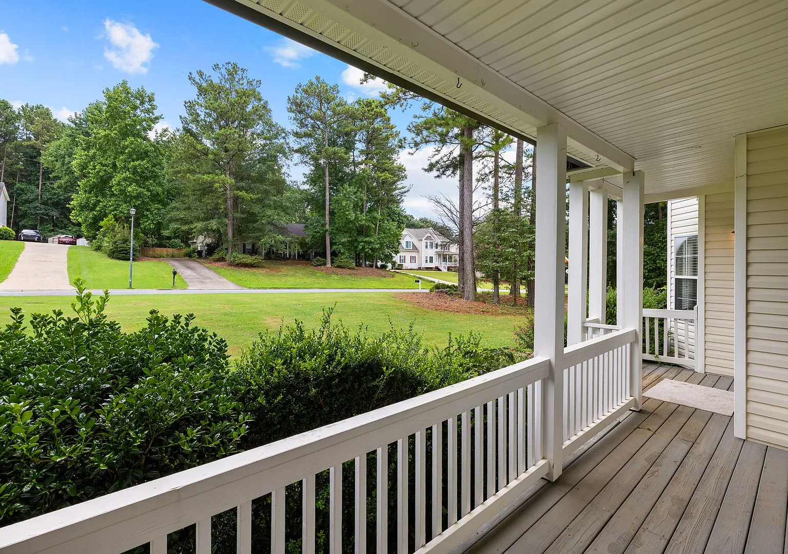 Wow! Newly renovated 4 bedroom 2.5 bathroom home is Sharpsburg! — Photo 2