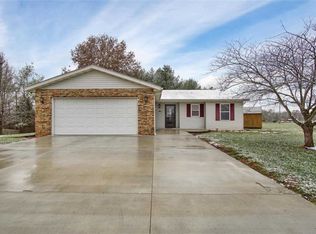 121 Suburban Dr, Smithton, IL 62285