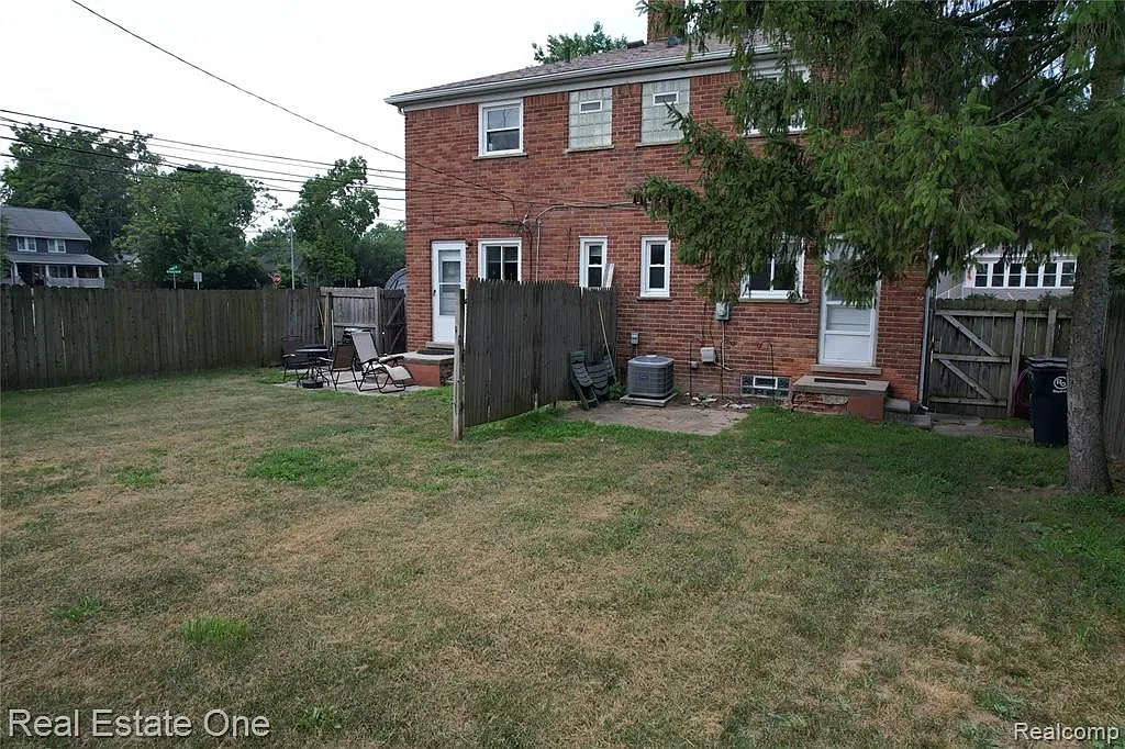 3 bed, 1.5 bath, 1072 sqft, $1,800 — Photo 2