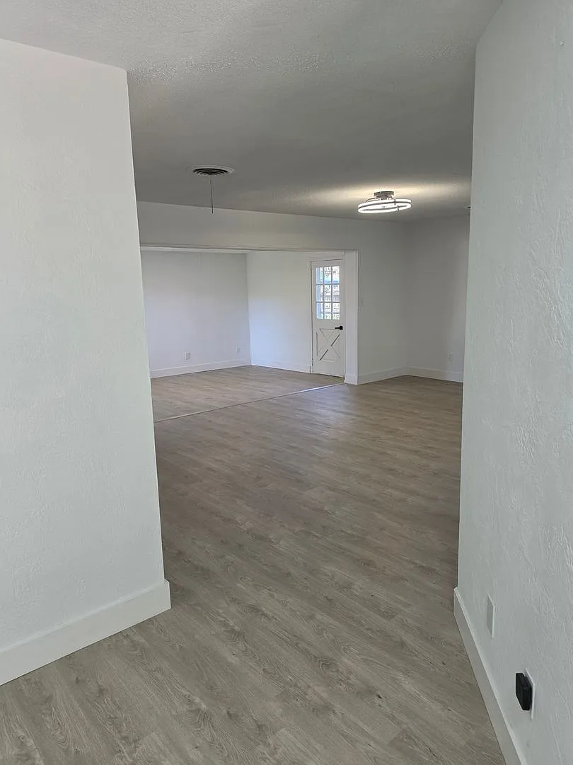 For Rent Simply Stunning And Spacius 3 Bed 2 Bath Single Family Home.. — Photo 4
