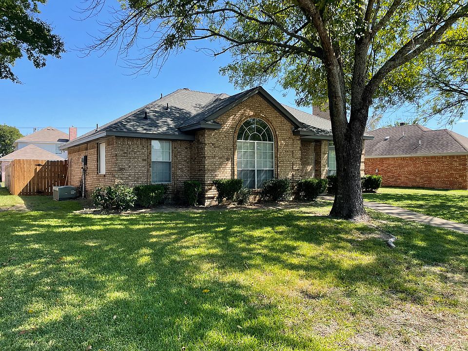 2nd image of 820 Andalusia Trl